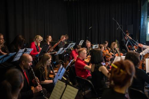 Zdjęcie przedstawia orkiestrę podczas próby koncertu.